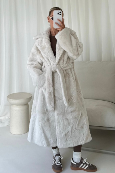 Zhuri white belted long faux fur coat – Glamify Famous For Loungewear