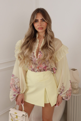 JASMIN LEMON FLORAL RUFFLED BUTTON UP TOP